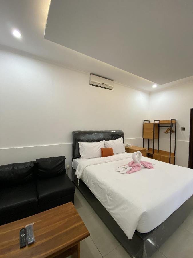Chrome Hotel & Resort Solo Colomadu Экстерьер фото