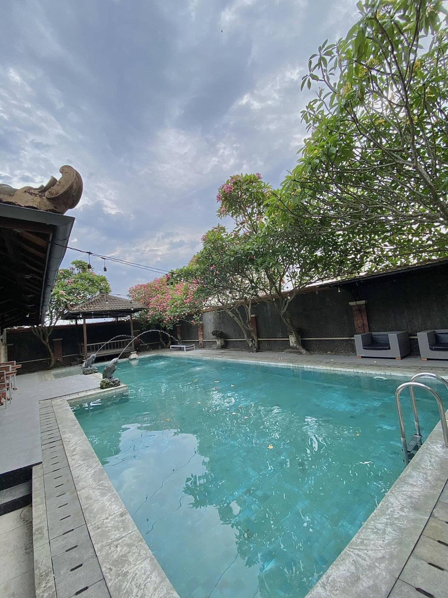 Chrome Hotel & Resort Solo Colomadu Экстерьер фото